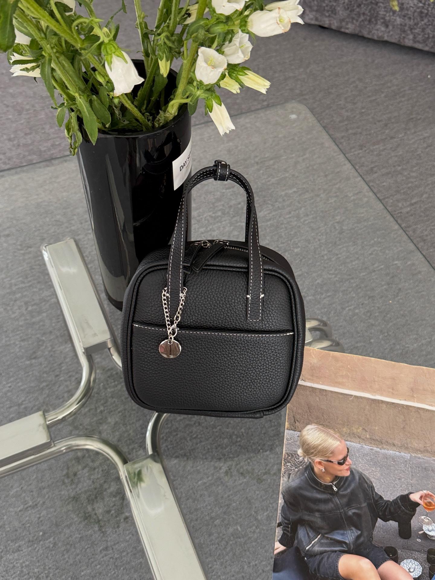 

Vintage Cowhide Boston Small Square Bag Lychee Pattern Shoulder Handbag High-End Commuter Bag Tofu Bag Tide чорний