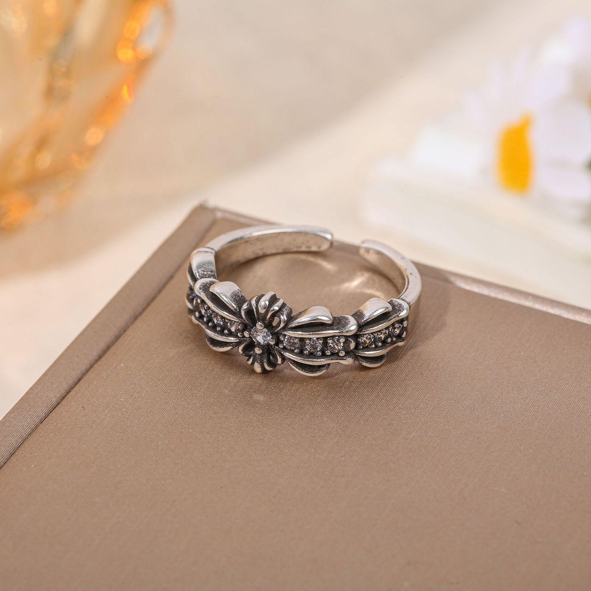 

Модні каблучки для жіночих прикрас срібний