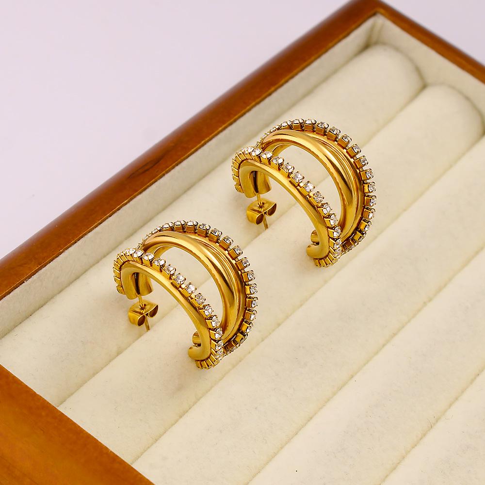 Elegant C-Shaped Diamond Stud Earrings: Women s Trendy Titanium Design золотой