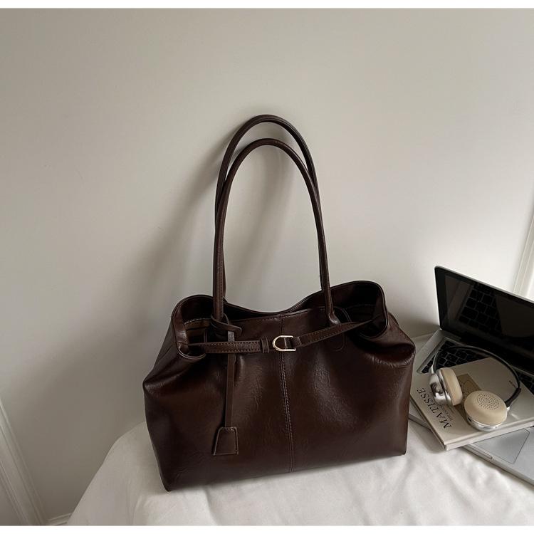 

Женская сумка 2025 новая осень и зима нишевый дизайн высококлассная одноплечевая сумка для работы большой вместимости сумка-тоут под мышкой темно-коричневого