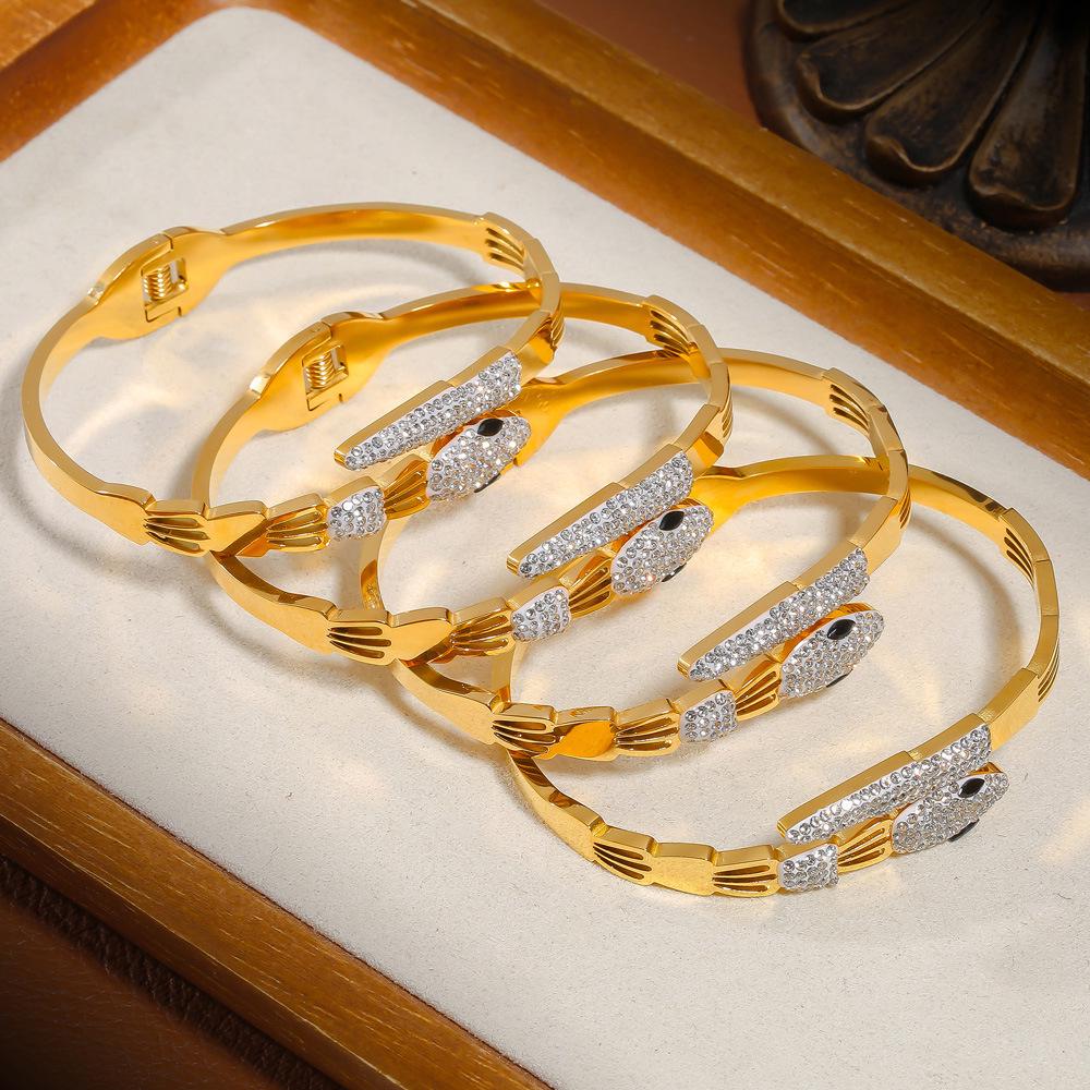 Retro Mode Eingelegtes Diamantarmband: Farberhaltender Titanstahl mit ausgehöhltem Design