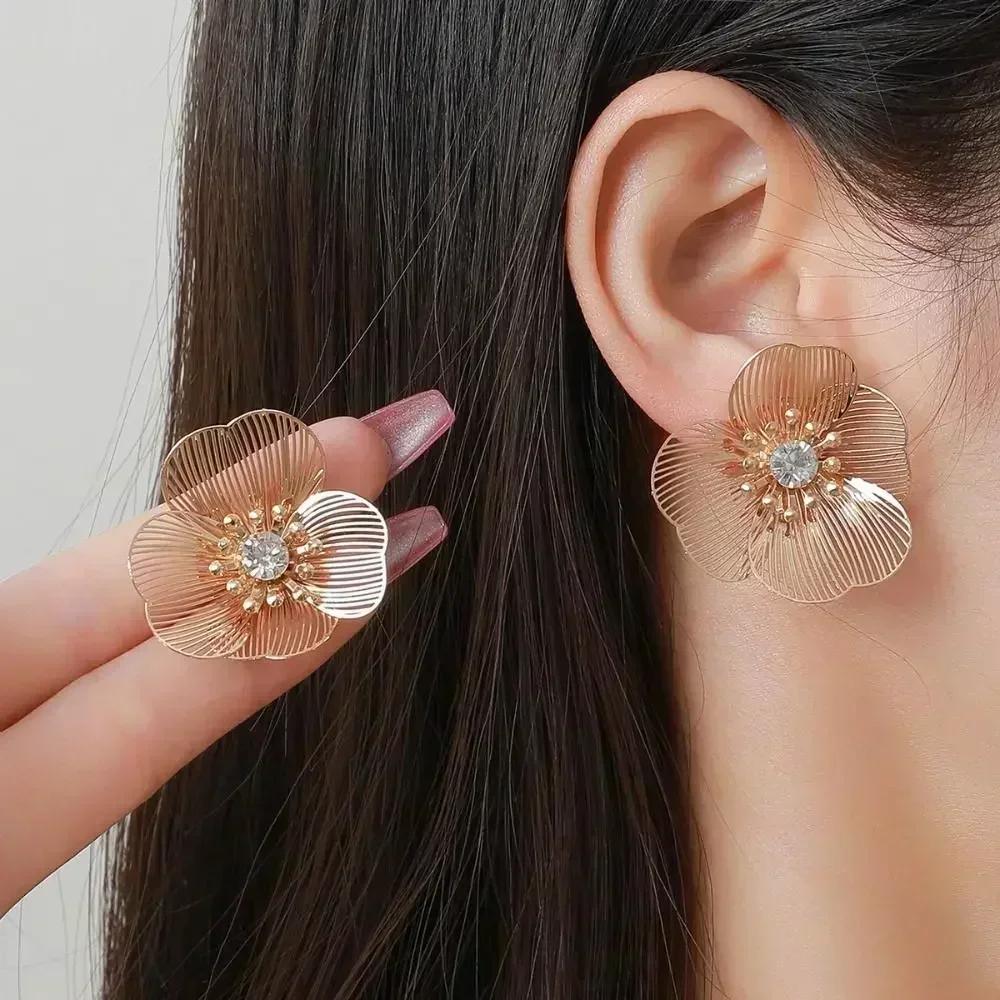 Exaggerated Three-dimensional Pleated Metal Flower Choker Collar Personalized Flower Necklace