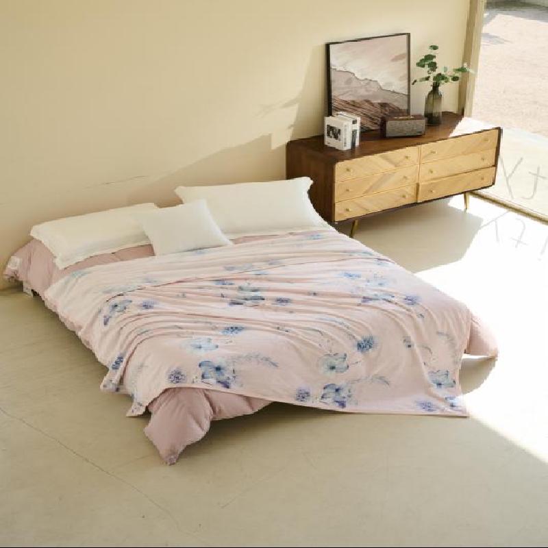 

Mercury Home Textiles Dreamy Blossom Flannel Blanket Quilt