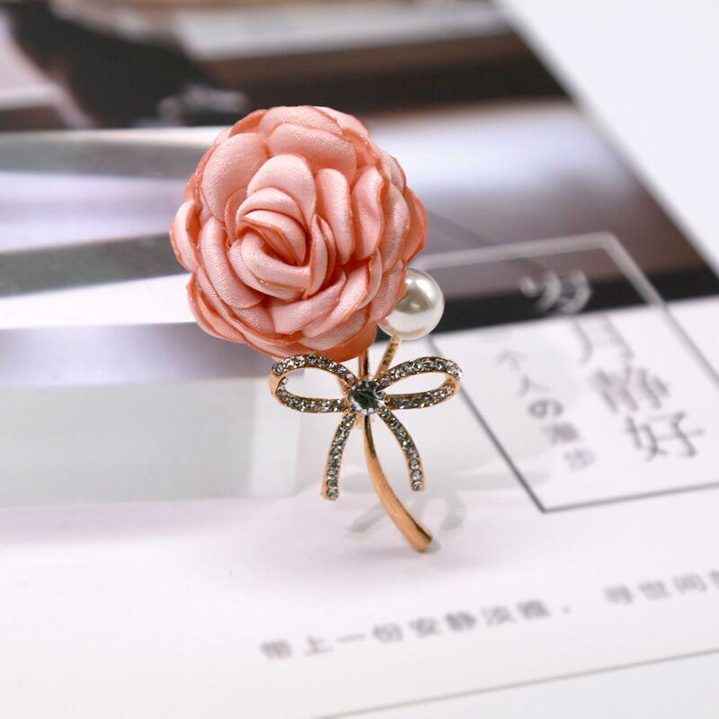Koreansk Stil Dame Blomst Diamant Brosje Perle Rose Mote Kåpe Brosje Nål Personlighet Alt-match Tilbehør