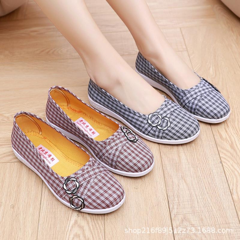 Alte Peking-Stoffschuhe mittleren Alters und ältere, atmungsaktive Low-Top-Pumps, rutschfeste Damenschuhe, alte Dame, faule, lässige, niedrig geschnittene Mutter