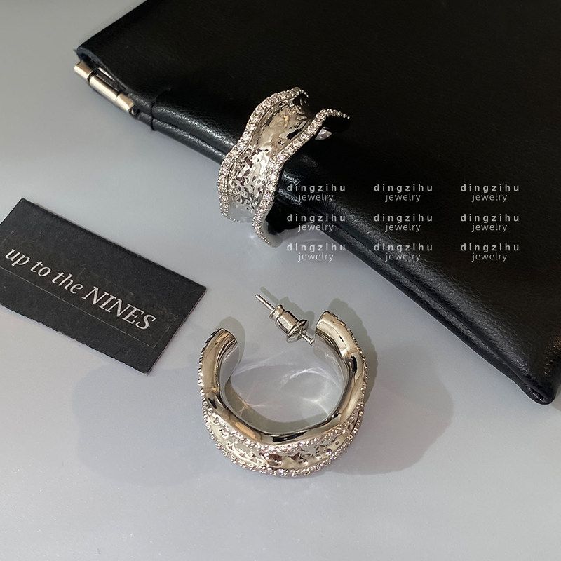 

Silver Minimalist Style Earrings for Women, Light Luxury, Unique Temperament, High-End Feel, C-Shaped Hoops, European and American Metal Earrings Silver