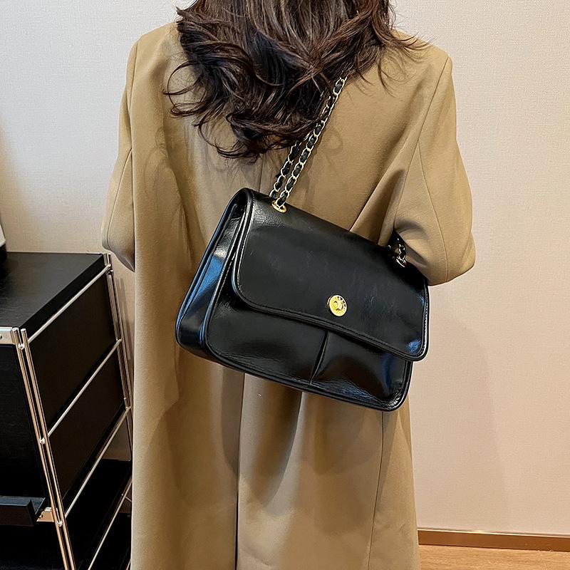 

2024 Новая осенне-зимняя сумка для поездок на работу, большая вместительная сумка через плечо, модная универсальная сумка-тоут премиум-класса с цепочным замком для женщин чёрный