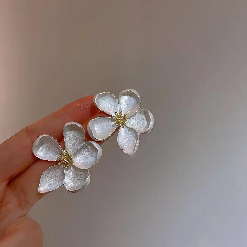 Vintage Gold Matte Texture Flower Stud Earrings for Women Girls Exaggerated Metal Irregular Earrings Jewelry Gifts
