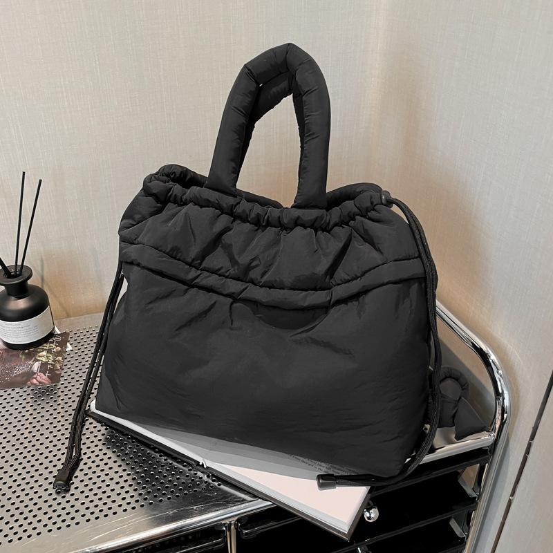 Flauschige, mit Baumwolle gefüllte Nylon-Einkaufstasche mit Kordelzug, Umhängetasche für Damen, Winter-Freizeitrucksack, modische Wolkentasche