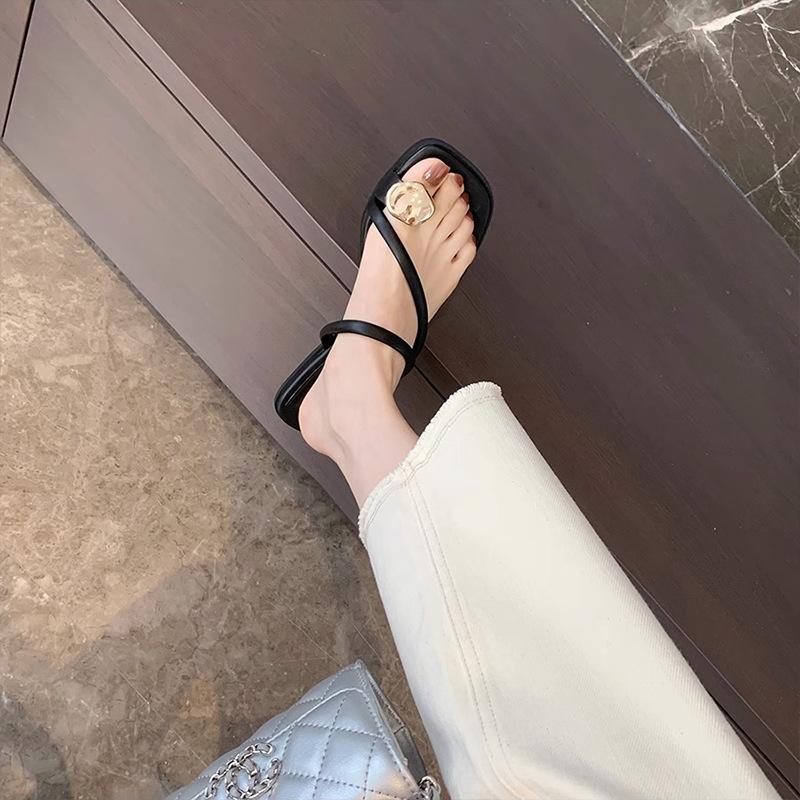 Xiaoxiangfeng Beach Vacation Sandals 2025 Summer New Herringbone Flat Bottom Square Head Word with Toe Cool Slippers Women