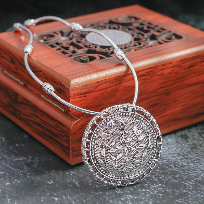 Plain Carved Necklace Vintage Silver Round Leaf Pendant Necklace Female