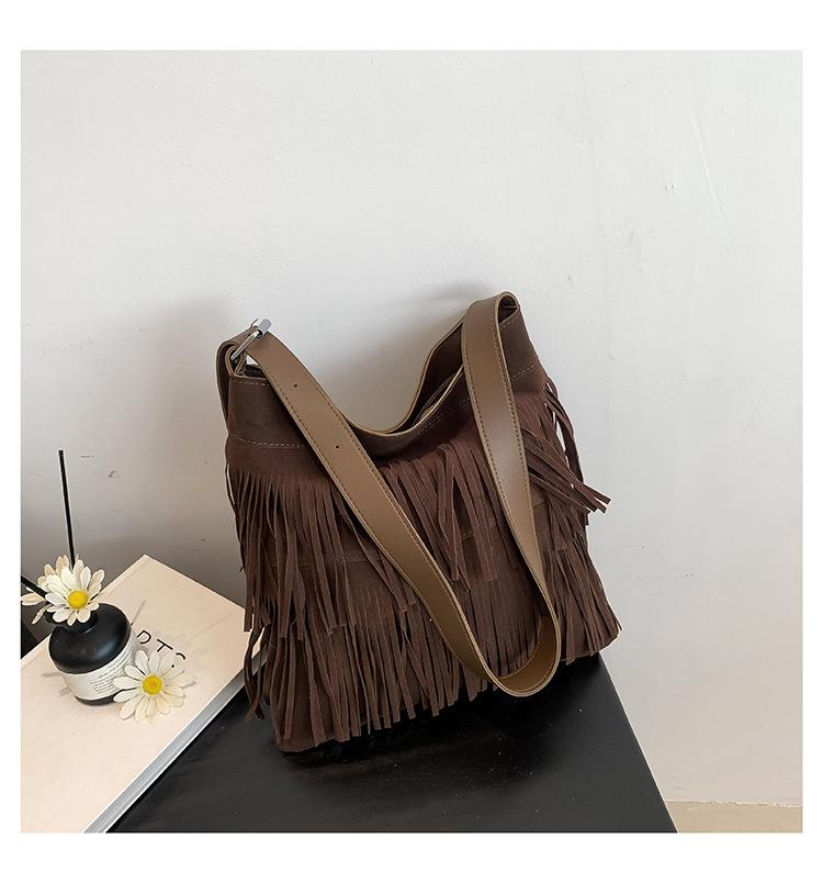 

Осенняя мода повседневная сумка большой вместимости женская 2025 осень новая нишевая ретро сумка с бахромой простая трендовая сумка через плечо темно-коричневого