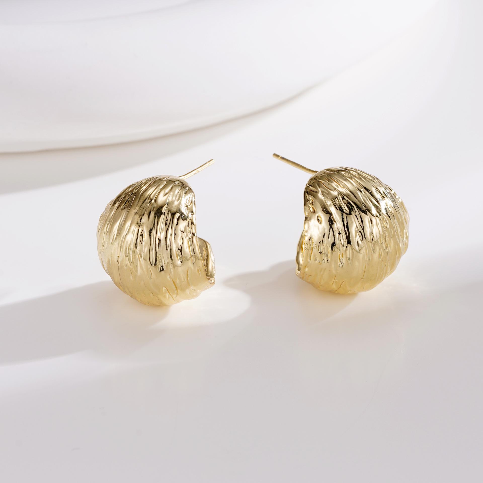 

Элегантные золотые текстурированные французские серьги: Высококачественный, универсальный корейский дизайн