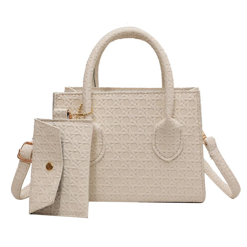 

2024 летняя новая тенденция конфетного цвета с тиснением портативная маленькая квадратная сумка простая индивидуальная повседневная сумка через плечо сумка для матери и ребенка