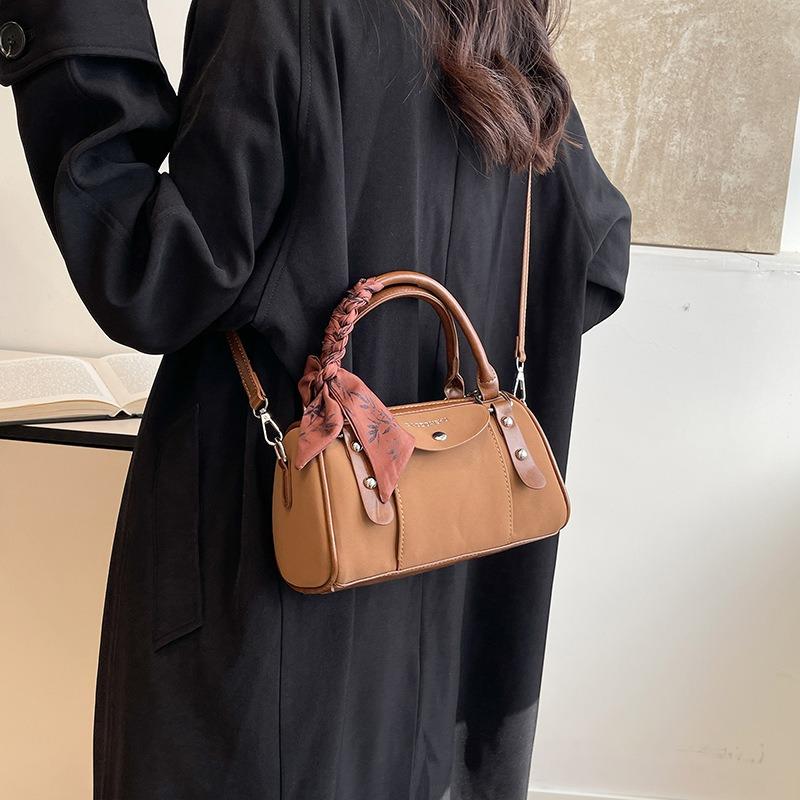 Popular small bag women's new portable pillow bag high-end retro commuter messenger bag