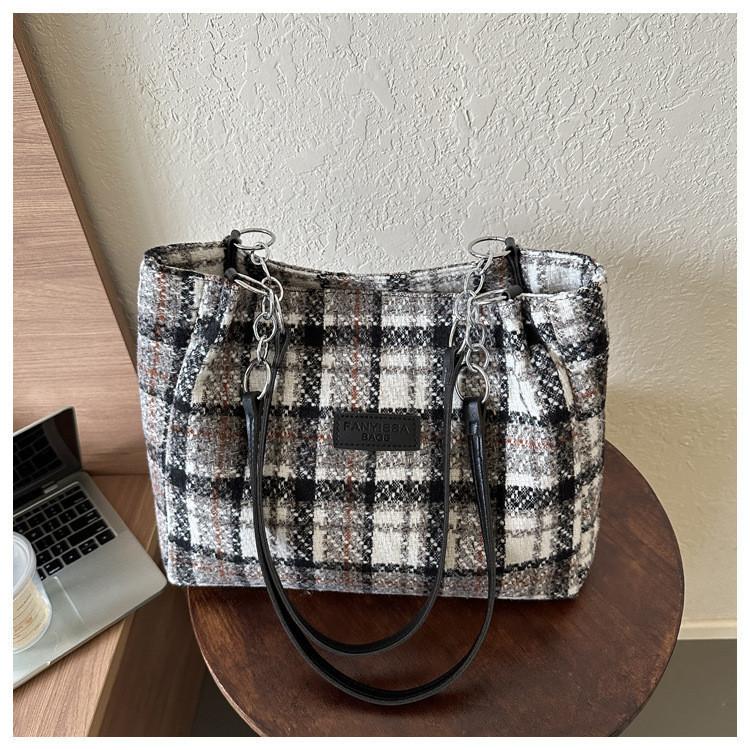 Trendy Street Style Large Nylon Tote Bag For College Students With Magnetic Closure чёрный