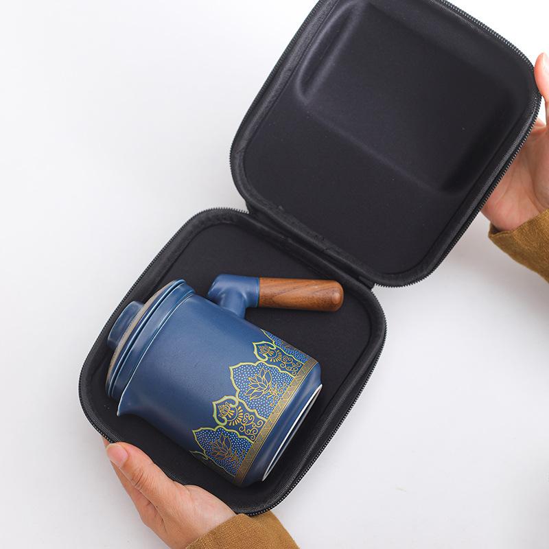 Cestovní čajová souprava jako firemní dárek, jedna konvička a čtyři šálky pro otce, bankovní klienty a jako luxusní suvenýr na firemní výroční schůzi