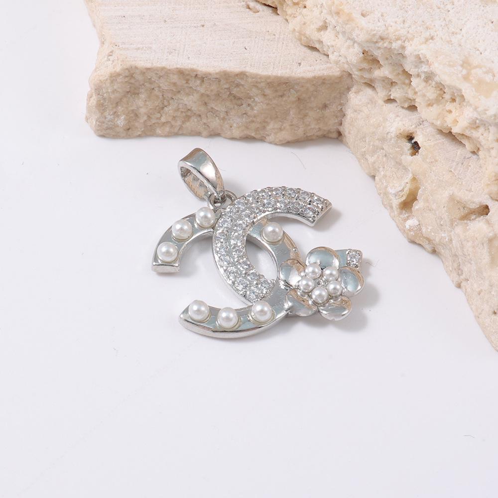 Eleganter Retro-Stil Zirkonia & Perlen Anhänger mit Doppel C Design