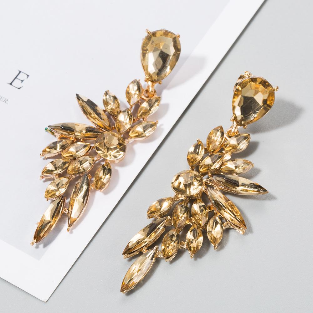Fashionable Earrings with Shiny Long-winged Earrings That Exude An Exaggerated Party Vibe and Eye-catching Pendant-style Earrings