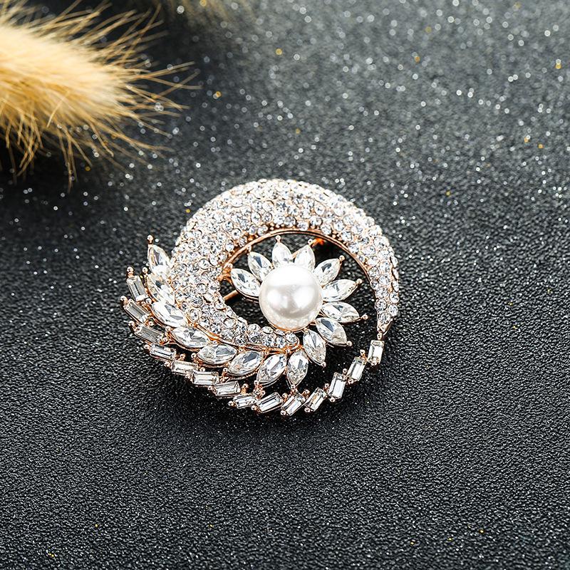 Fashionable Rotating Crystal Brooch with A Unique Design Sense for Women, Diamond-encrusted Brooch, and Elegant Anti-glare Pin