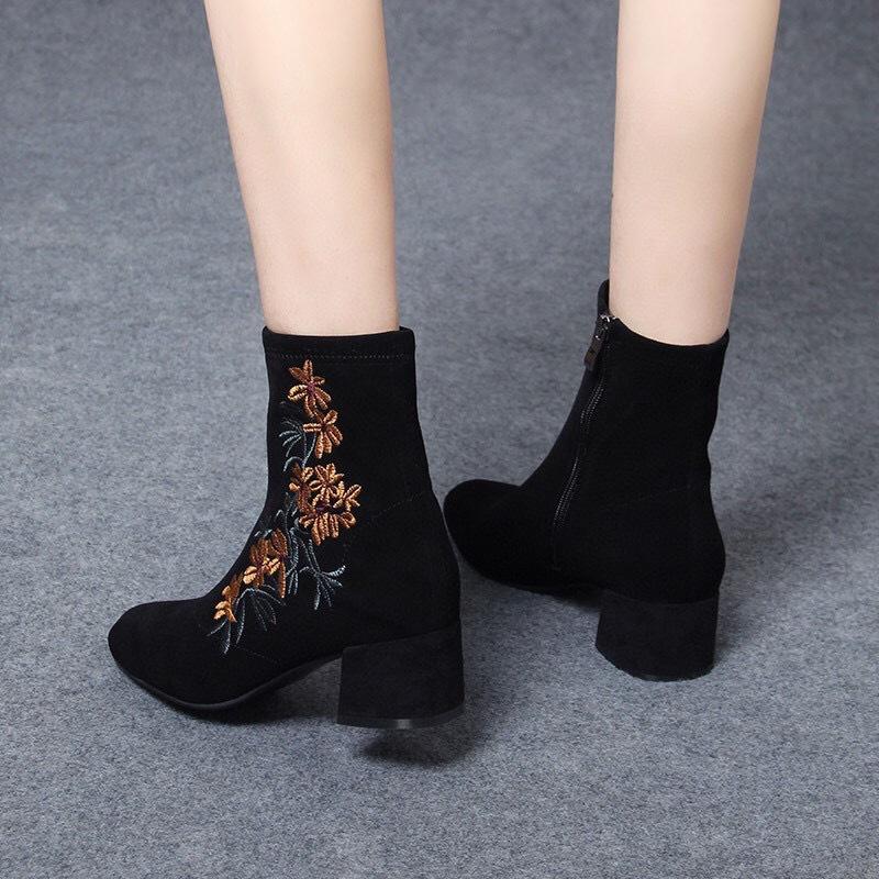 Women's 2025 autumn and winter new black matte sheepskin ethnic style embroidered fashion boots round head middle heel comfortable thin boots