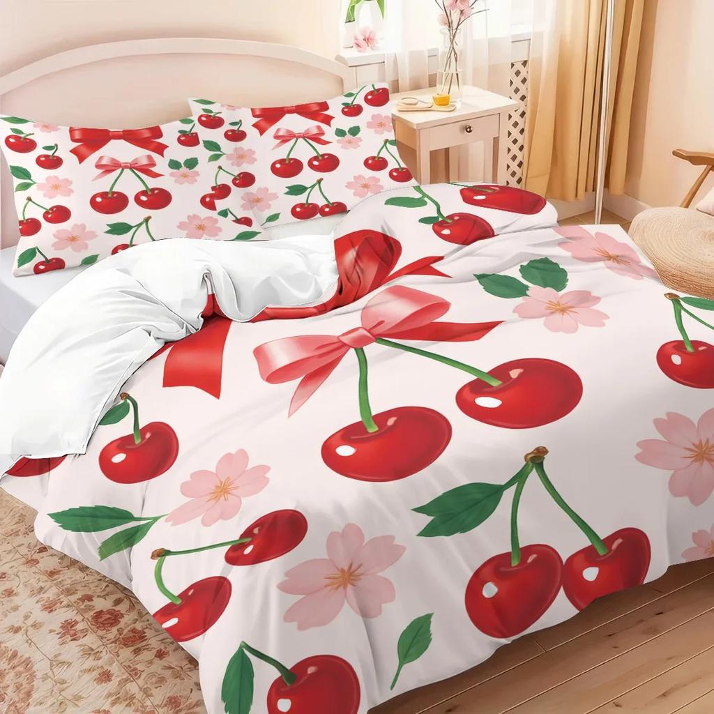 3ks růžový povlak na přikrývku se vzorem třešní a mašlí, 1 povlak na přikrývku + 2 povlaky na polštáře, bez výplně. Měkká a pohodlná ložní souprava