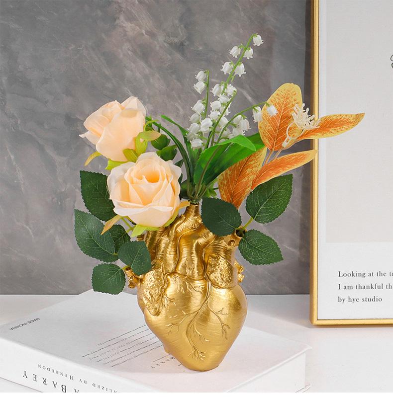 Creative Heart-Shaped Vase Sculpture, Perfect for Displaying Bouquets or Dried Flowers, Stylish Tabletop Decoration Ornament