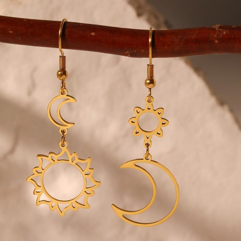 1 Pair Fashion Retro Hollow Earrings Bohemian Style Alloy Sun Moon Earrings Ethnic Asymmetric Design Drop Earrings for Women