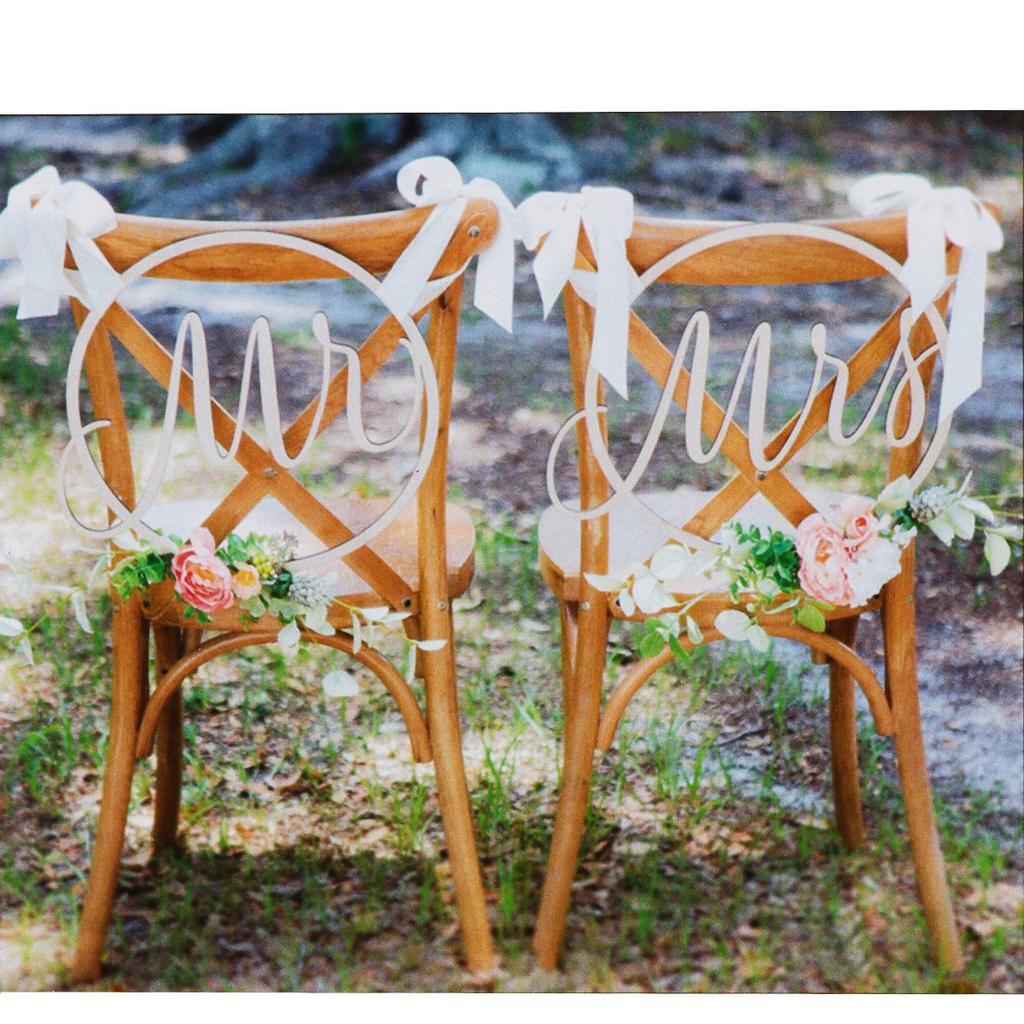 2Pcs Wood Mr Mrs Wedding Chair Flags Round Hollow Design Retro Romantic Decor for Bride Groom Seats Photo Prop Backyard Party