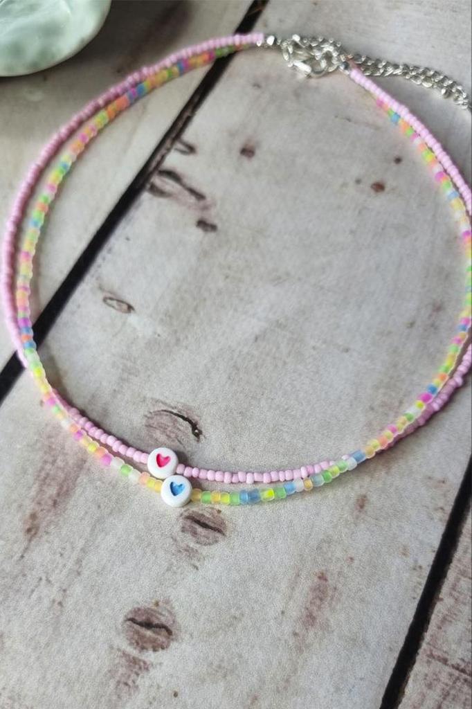 Korálkový choker náhrdelník se srdíčkovým přívěskem – Ručně vyráběné šperky