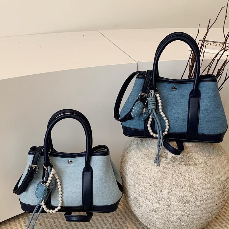 Small-scale Design Hand-held Bucket Bag, Fashionable and Casual Commuting Shoulder Bag with A Slanted Strap