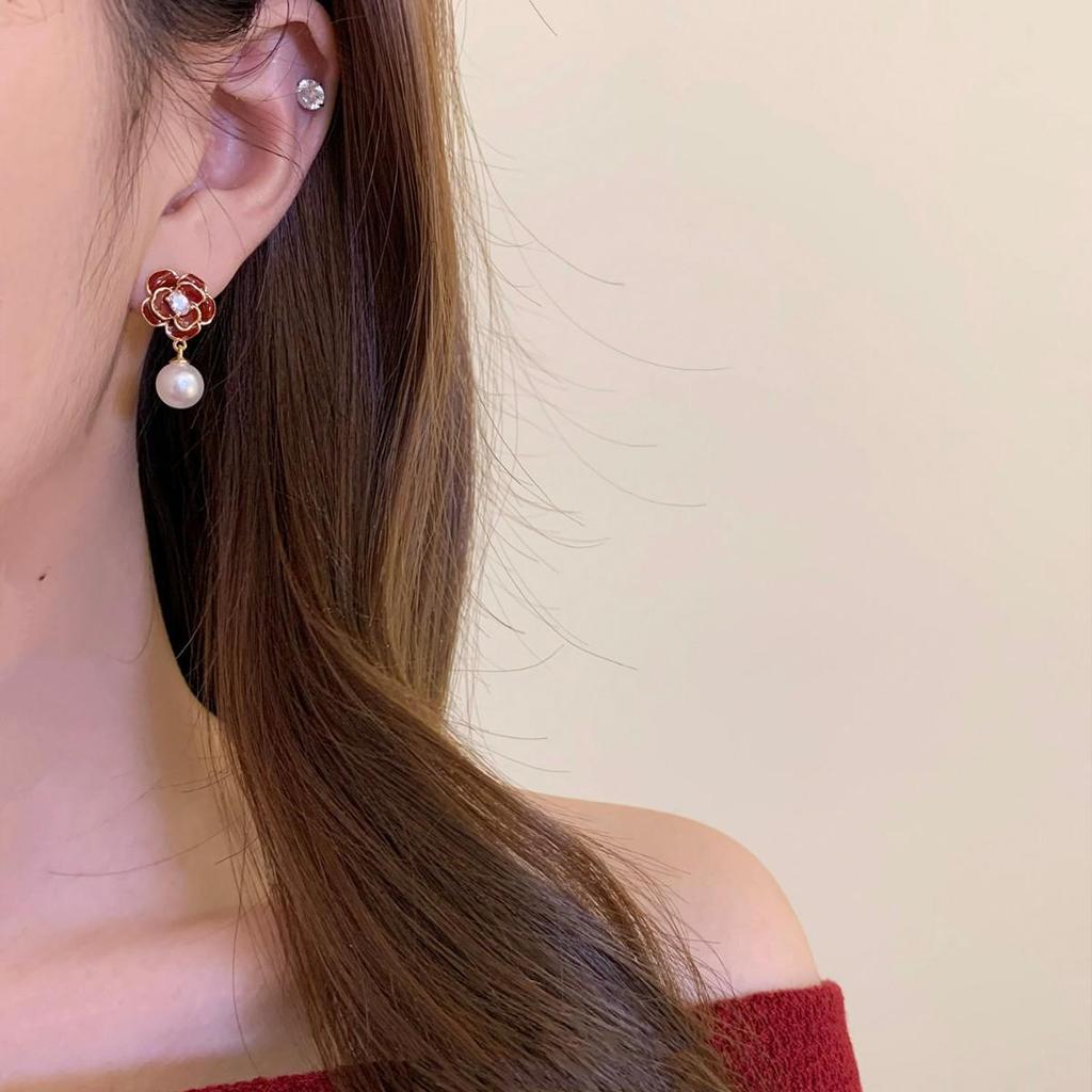 Silver Needle Diamond Pearl Flower Earrings: Retro, High-End Stud Accessories for Women