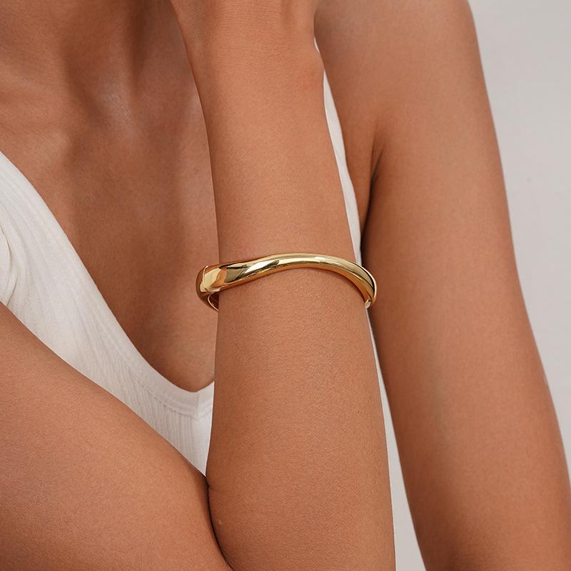 Interlocking Ring Open Bangle - European & American Light Luxury Design for Women