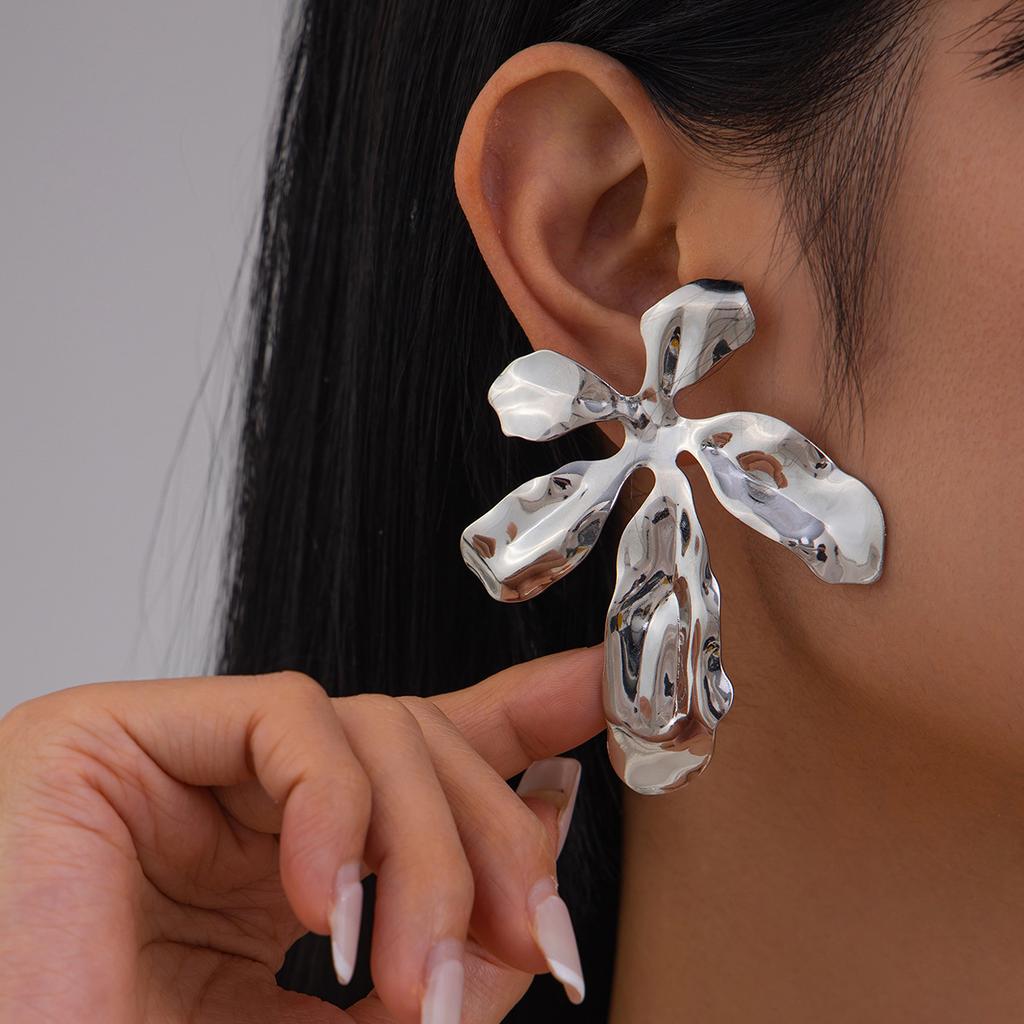 Schmuck Persönlichkeit übertrieben asymmetrische Blume Ohrringe Mode ins Nische plissierte Metall Stecker Ohrringe Frauen