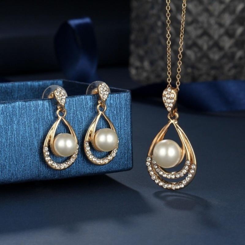 Three-piece set, including a luxurious and elegant minimalist waterdrop design necklace and matching earrings, perfect as a wedding jewelry gift