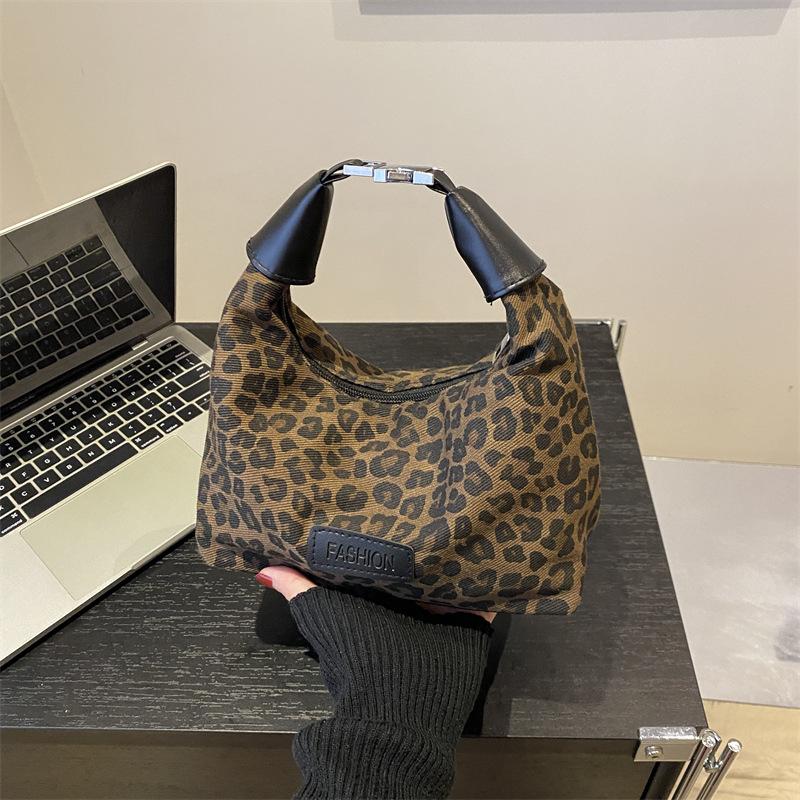 Super fire niche popular leopard print bag women's 2025 new autumn and winter versatile messenger bag fashion portable dumpling bag