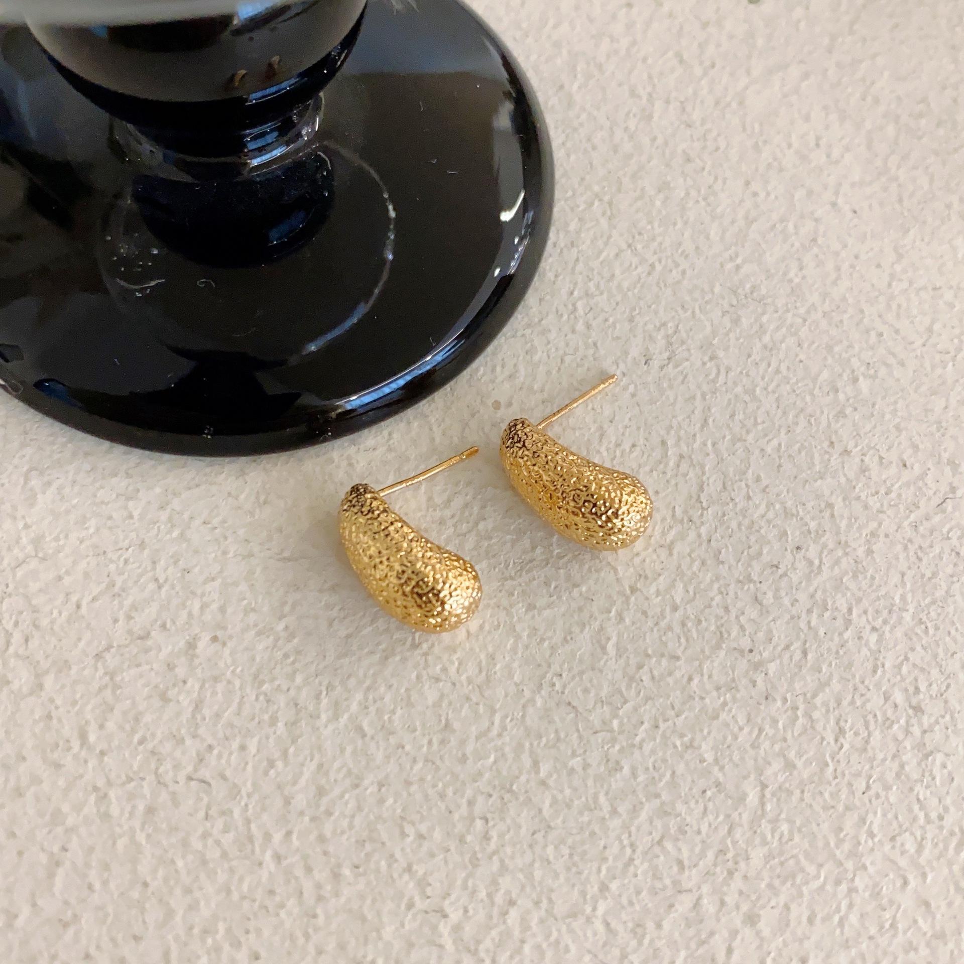 

French Retro Earrings Texture Beating Pattern Pea Earrings Personalized Stud Earrings Versatile Light Luxury Socialite Women