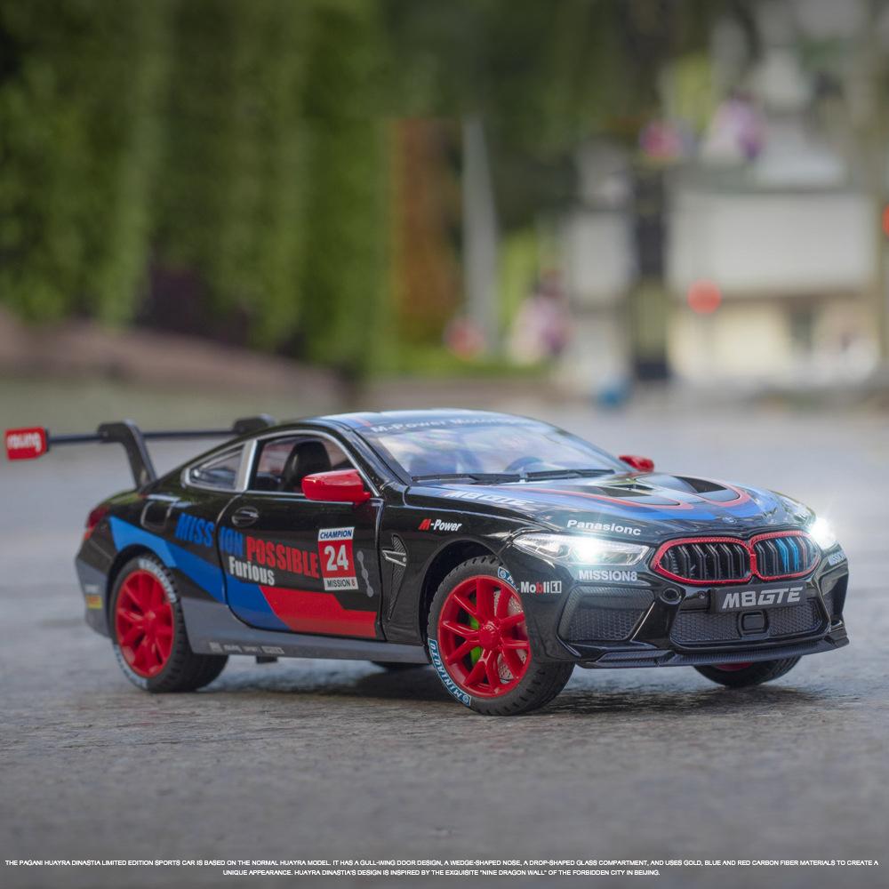 1/24 Scale M8 GTE Racing Diecast automudeli mänguasi, tagasitõmmatav mänguasi koos heli ja valgusega lastele Väikelapse poistele Tüdrukutele Kingikogu