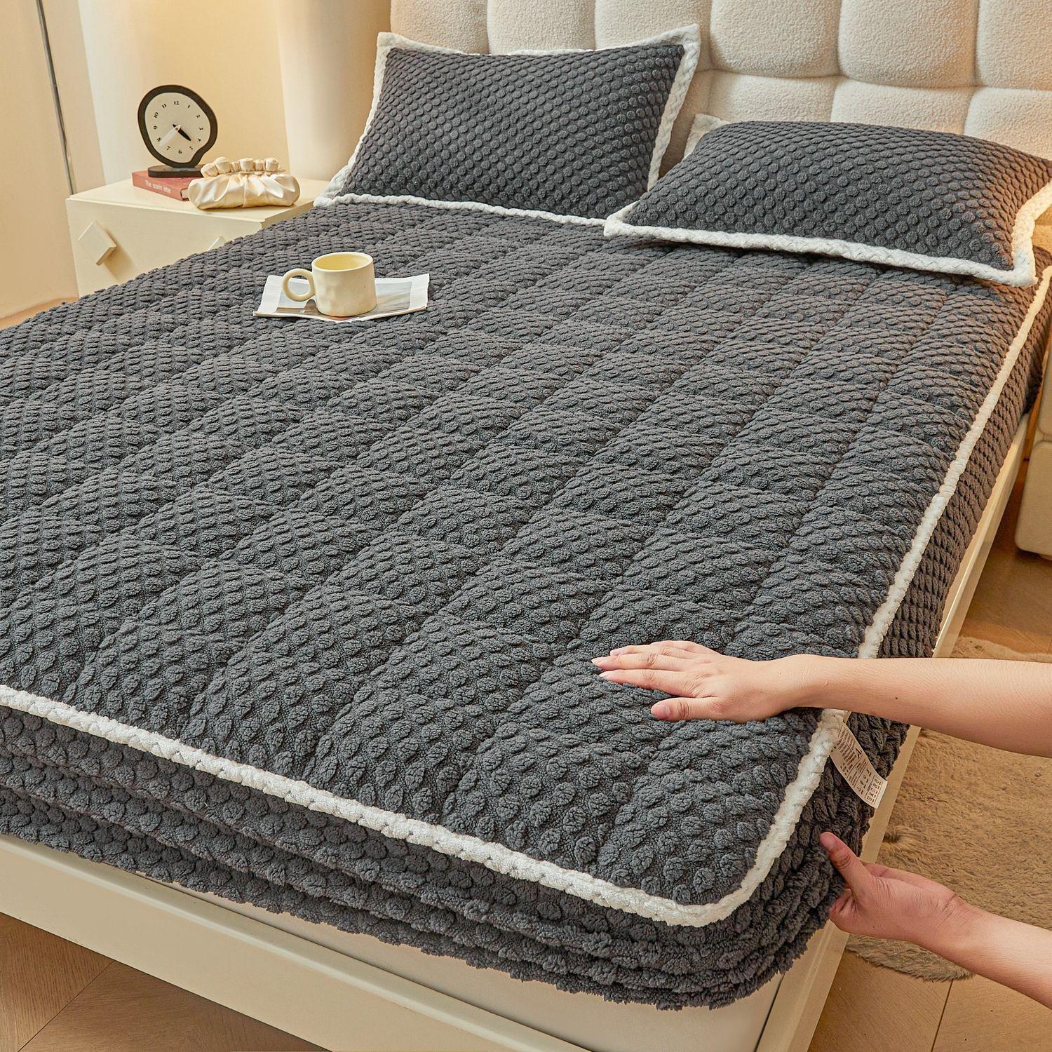 

Комплект из трех предметов матраса из молочного флиса с утолщением для осени и зимы, стеганый матрас с набивкой из бобового флиса, полностью закрытый 180 * 200cm (single piece bed hat)