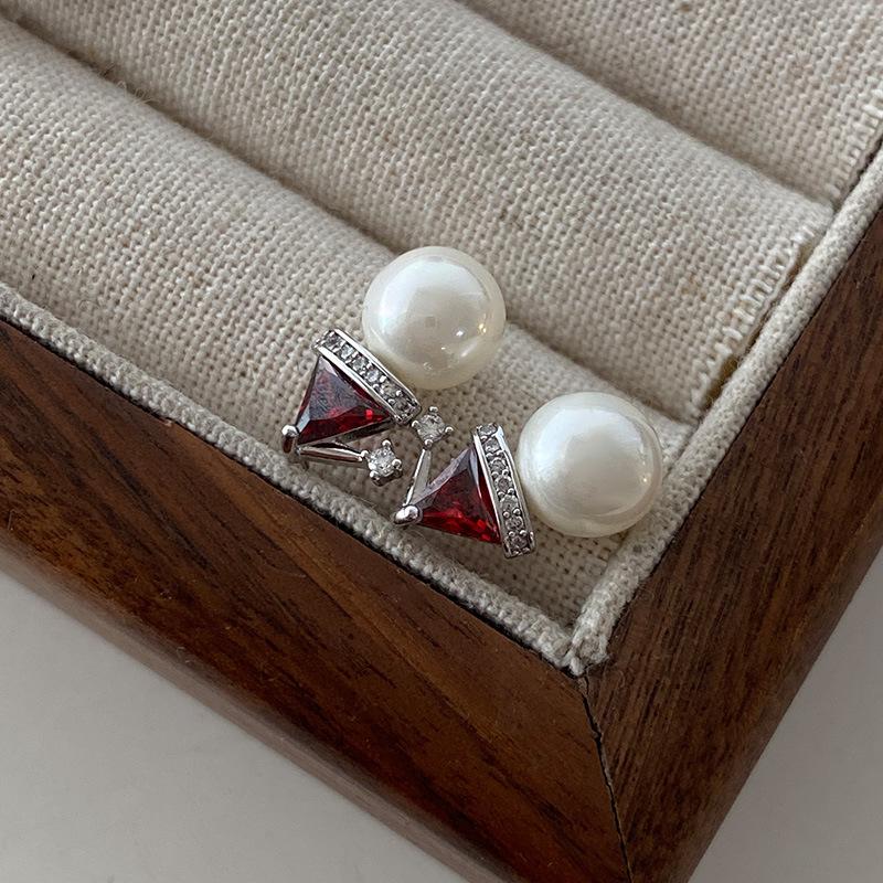 

Серьги-гвоздики из искусственного жемчуга Атмосферные серьги высокого класса Треугольный дизайн Французский легкий роскошный темперамент Элегантные и изысканные серьги для женщин