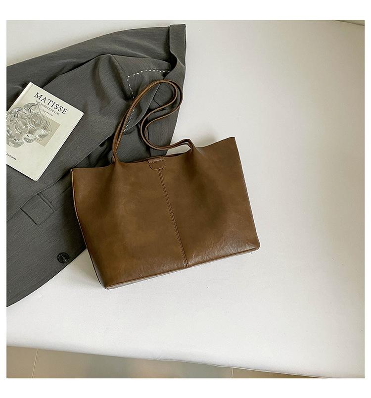 

Casual commuter tote bag women s 2025 autumn new personality trendy daily simple temperament shoulder armpit bag коричневый