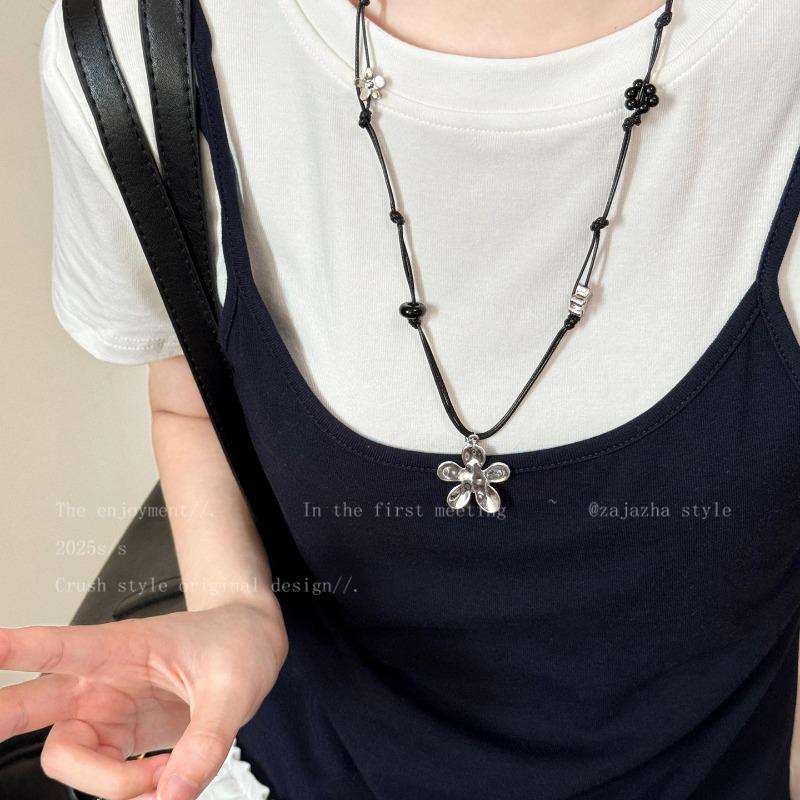 

Knitted Rope Flower Sweater Chain Women s Fall-winter High-end Vintage Style Accessory Neck Pendant Long Necklace чорний