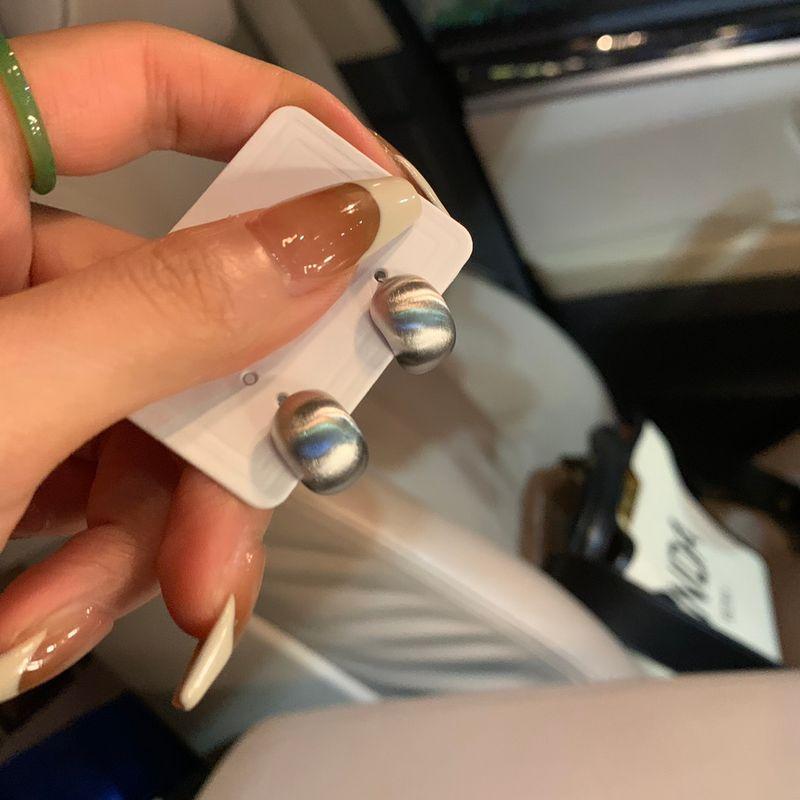 

Супер Горячий Холодный Стиль Женские Серьги из Стерлингового Серебра Бестселлер Интернет Инфлюенсер Silver brushed design stud earrings