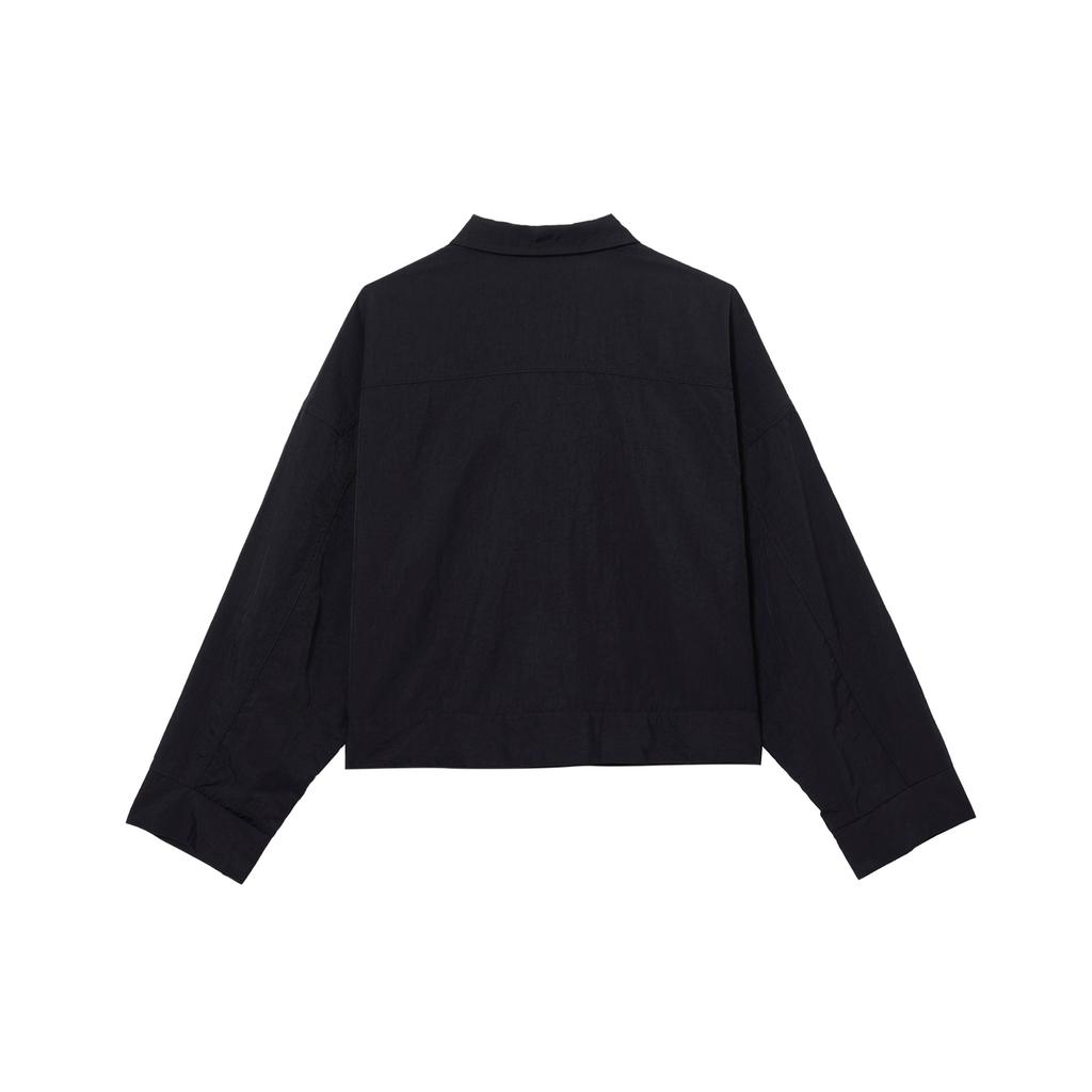 Nike SS22 Jednobarevná tkaná krátká bunda s velkou kapsou Dámské svrchní oblečení Černá DM6244-010