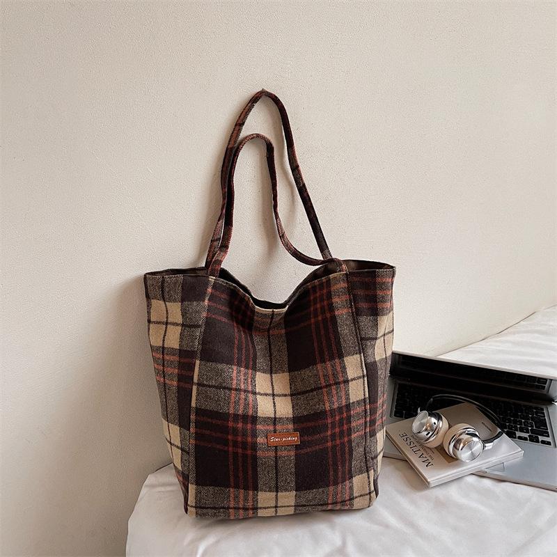 Autumn 2025 Retro Simple Texture Personalized Women's Shoulder Tote Bag Fashionable New Foreign Style Large-Capacity Bag