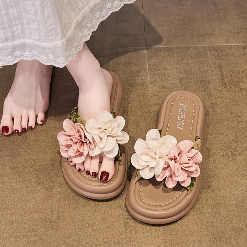 Korean version of sweet flower one-word women, light and comfortable in summer, wearing small flower cool slippers, thick-soled slippers