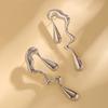 1 par de pendientes de mujer con forma de gota de agua líquida irregular, aleación de acero inoxidable, color de contraste, ahuecados, aretes largos geométricos con personalidad pulida