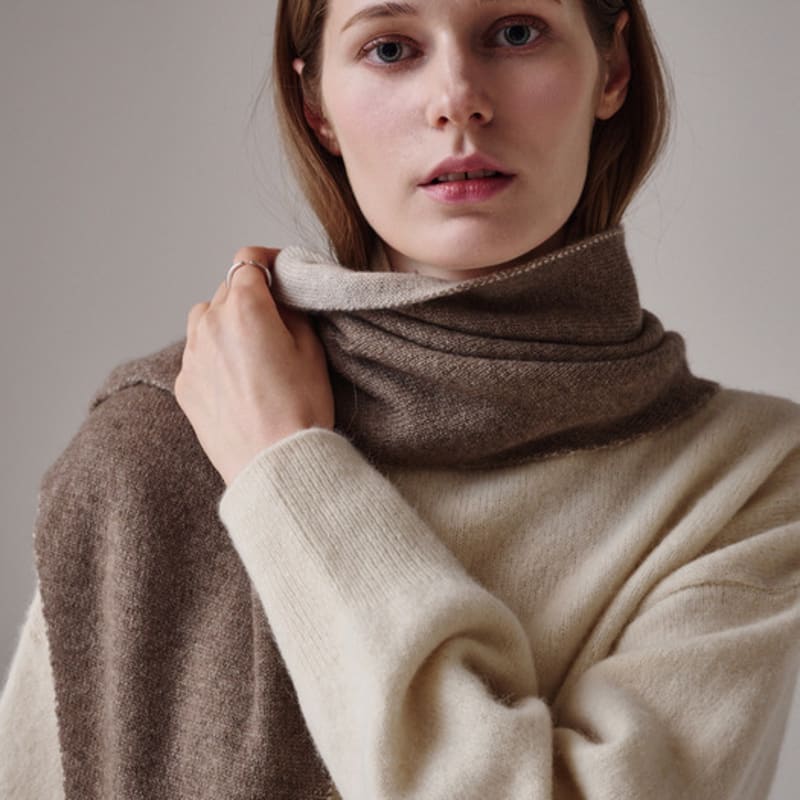 Saint Luxure 100% Cashmere Triangle Petite Muffler Beige