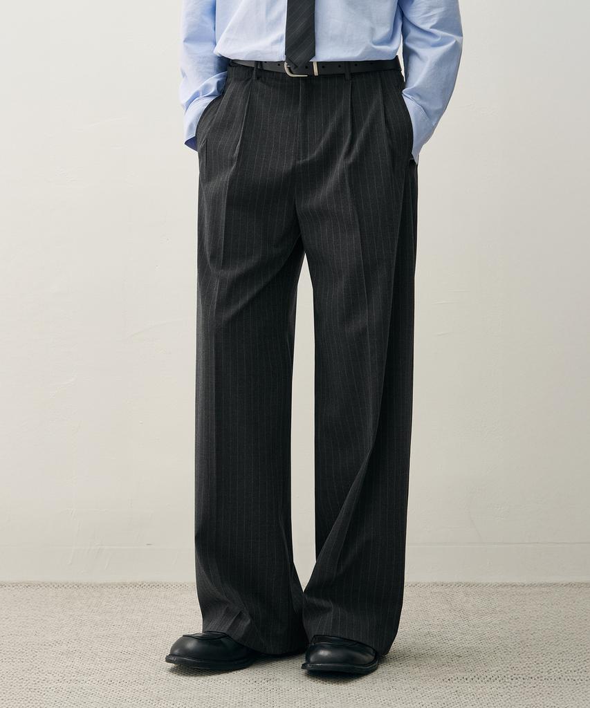 DRAW FIT Two-Tuck Wide Pinstripe Slacks [Charcoal]