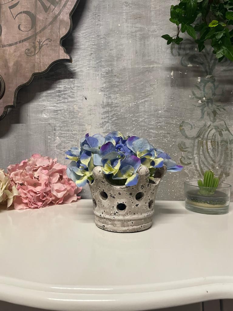 Intentionally aged decorative cement crown